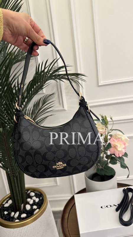 حقيبة Teri Hobo من كوتش كوالتي عالي  ممكن ارتدائها على الكتف او كروس بودي معها حزام طويل ايضا مختومة وعلبة هدايا قاعدة 22 سم