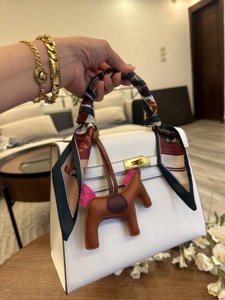 ايرميز كيلي جلد كواليتي عالي مع سكارف وميدالية حصان غير مختومة قاعدة 25 سم