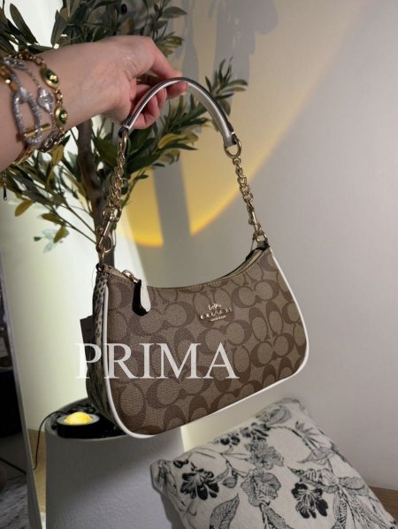 حقيبة تيري من كوتش . حقيبة رائعة متعددة الاستخدامات ذات جودة عالية وتصميم أنيق مختومة فل باكجً مع بوكس .من الجنب جلد حية متناسق مع اللون ومعها خزانين قصير  للكتف وطويل قاعدة 24 سم