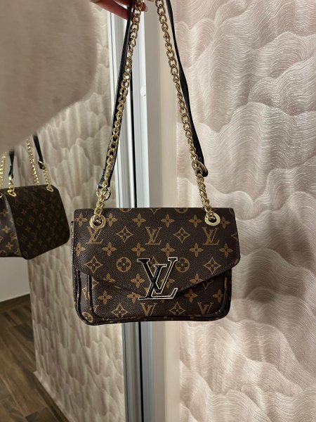 حقيبة لويس فيتون كروس بودي مختومة قاعدة 20 سم