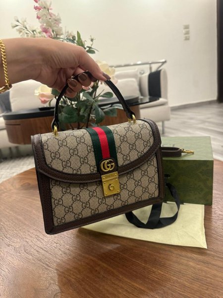 حقيبة "أوفيديا" (Ophidia) بمقبض علوي من ماركة غوتشي (Gucci). مع حزام طويل كروس . حقيبة كلاسيكية مناسبة لكل يوم مختومة وفل باكج قاعدة 25 سم