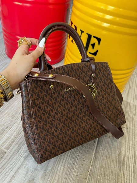 حقيبة رائعة من مايكل كورس . حجم عملي مناسب لجميع المناسبات . مختومة قاعدة 30