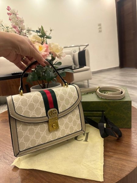 حقيبة "أوفيديا" (Ophidia) بمقبض علوي من ماركة غوتشي (Gucci). مع حزام طويل كروس . حقيبة كلاسيكية مناسبة لكل يوم مختومة وفل باكج قاعدة 25 سم