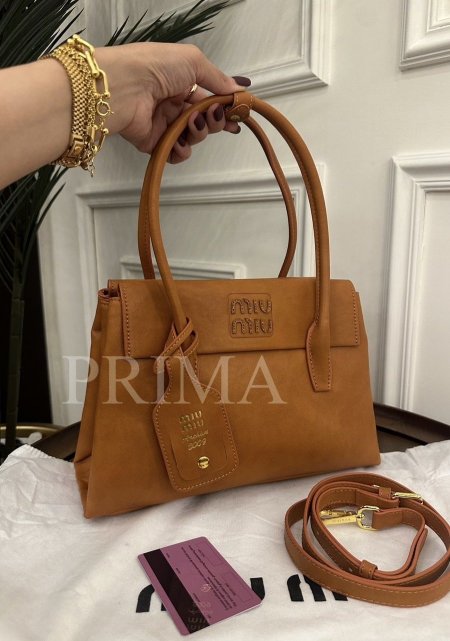 حقيبة يد Miu Miu Solitaire مصنوعة من جلد النابا الناعم . تتميز بتصميمها العصري والأنيق . تحتوي على مقبضين من الجلد للحمل اليدوي مع حزام طويل طويل للكتف. جودة عالية ومختومة قاعدة 28 سم