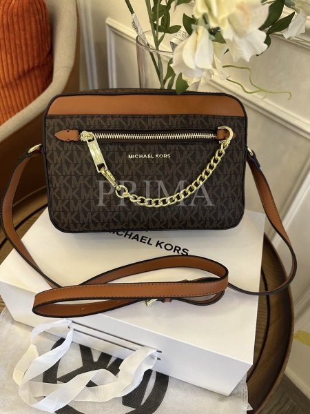 حقيبة مايكل كورس .حقيبة كروس بودي كبيرة بشعار "جيت ست" (Michael Kors Jet Set Large Logo Crossbody. جودة عالية مختومة وفل باكج قاعدة 25 سم