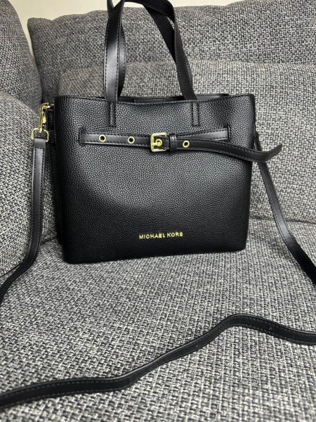 حقيبة مايكل كورس استعمال يومي جلد ناعم مختومة . قاعدة 28 سم