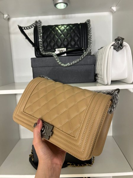 حقيبة شانيل كروس بودي. لون بيج . جودة عالية مختومة قاعدة 25