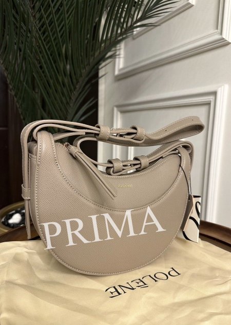 تتميز حقيبة اليد Polène Numéro Dix  بشكل نصف قمر مع جسم منحني وجلد محكم وأحزمة قابلة للتعديل لحملها على الكتف أو بشكل متقاطع . جودة عاليةً مختومة قاعدة 25 سم