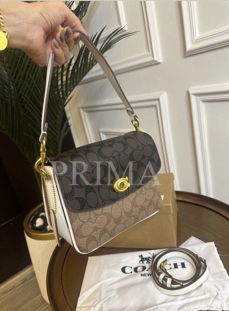 حقيبة كروس بودي  من كوتش . تتميز بتصميم عصري وتمزج اللون البني ولون التان من الداخل عدة طبقات مختومة وفل باكج قاعدة 20 سم