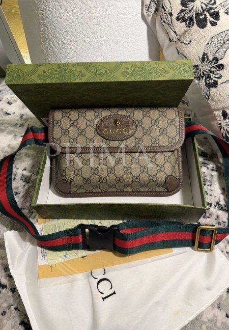 حقيبة Gucci GG Supreme Messenger Bag (حقيبة ميسنجر/كروس بنقشة GG الكلاسيكي حزام كتف عريض بخطوط الأخضر والأحمر المميزة جم صغير إلى متوسط، مناسبة للاستعمال اليومي فل باكج مختومة وقاعدة 23 سم