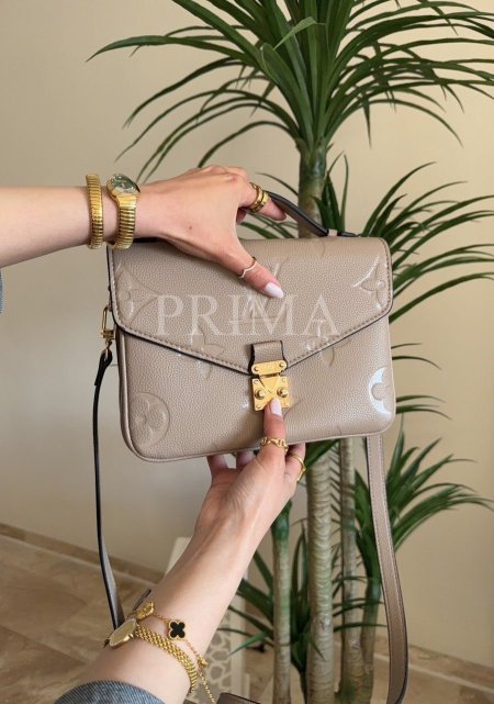 حقيبة Poshette Métis من لويس فيتون حجم وسط مختوم وعلبة هدايا كوالتي عالي قاعدة 24 سم