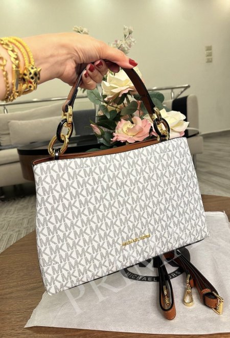 حقيبةمايكل كورس . حقيبة ذات جودة عالية ممكن ارتدائها باليد او كروس بودي معها حزام طويل مختومة رائعة لكل الاستخدامات قاعدة 27 سم