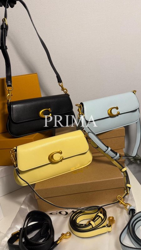 حقيبة Coach Jet Shoulder Bag . تتميز هذه الحقيبة بتصميمها العصري  (Calf Leather)، وتأتي مع حزام كتف قصير وحزام طويل إضافي قابل للتعديل والإزالة لارتدائها كحقيبة كروس (Crossbody). كما يبرز فيها شعار حرف "C" المعدني الذهبي على الغطاء مختومة وفل باكج قاعدة 22 سم