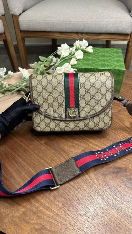 حقيبة كتف غوتشي أوفيديا . تتميز الحقيبة بنقش GG Supreme الكلاسيكي من غوتشي، مع شريط ويب أحمر وأخضر مميز، وشعار Double G الذهبي.جوده عالية ومعها علبة ومختومة قاعدة 25 سم
