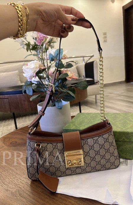 حقيبة جوتشي  Padlock Small Shoulder حقيبة كتف صغيرة بحزام سلسلة منزلق يمكن ارتداؤه بطرق متعددة، إما كحقيبة كتف كوالتي عالي مختومة وفل بكج مع علبه هدايا قاعدة 27 سم