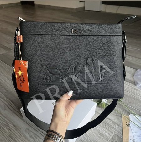حقيبة من ايرميز بتصميم كلاسيكي انيق باللون الأسود مع نقش بارز يمثل شعار ايرميز الشهير مناسبة لكلا الجنسين . حقيبة كروس بود جودة عالية وسعر مناسب مختومة مع علبة هدايا قاعدة 27 سم