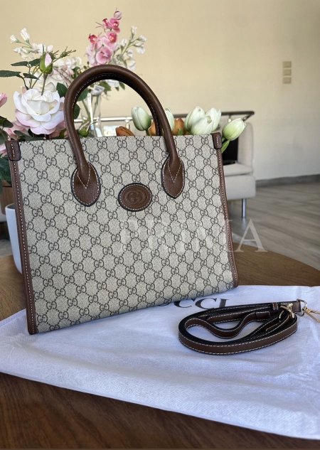 حقيبة Tote Baggs حجم كبير من جوتشي بنقشة GG . تتميز الحقيبة بتصميم كلاسيكي وأنيق، مع نقشة شعار GG المتكررة حقيبة مناسبة للارتداء اليومي مختومة قاعدة قياس 32 سم