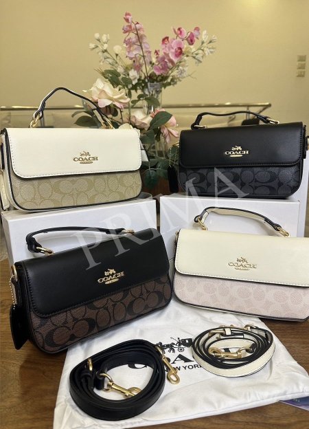 حقيبة يد من ماركة "كوتش" (Coach)، تحديدًا موديل Mini Josie Top Handle  تتميز بتصميم أنيق وعصري، مع مقبض علوي وحزام كتف قابل للتعديل يمكن ارتداؤه على الكتف أو بشكل كروسجودة عالية فل باكج مختومة قاعدةً22 سم