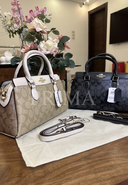 حقيبة يد من طراز "Mini Darcie Carryall" من ماركة Coach. حقيبة يد متوسطة الحجم  تتميز بمقبضين علويين وحزام قابل للفصل والتعديل للاستخدام على الكتف أو كحقيبة كروس بودي جودة عالية مختومة قاعدة 25 سم