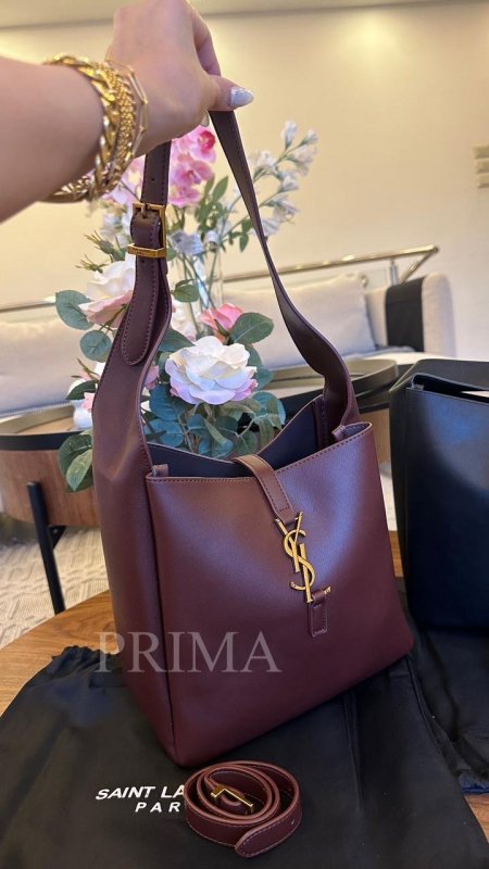 حقيبة كتف من سان لوران . حقيبة ذات جودة عالية تمتاز بجلد طري وعملي . تصميم انيق وبسيط مع حزام كتف قابل للتعديل قاعدة 23 سم مختومة
