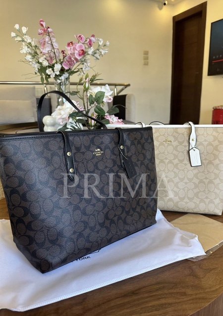 حقيبة من طراز "City Tote" من كوتش تصميم انيق وعصري وتعتبر خيارًا عمليًا ومثاليًا للاستخدام اليومي، سواء للعمل، الدراسة، أو التسوق، حيث تتسع للعديد من الأغراض مثل جهاز كمبيوتر محمول أو ملفات بمقاس A4. ذات جودة عالية مختومة قاعدة 42 سم