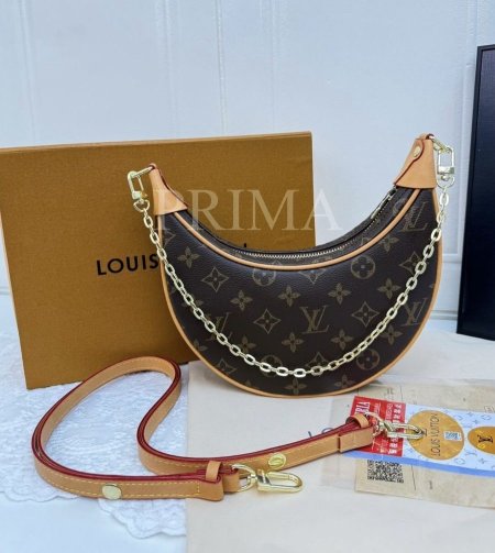 حقيبة لويس فويتون "Loop" هي حقيبة كتف بتصميم عصري على شكل نصف قمر، مستوحاة من حقيبة "Croissant"تحتوي على جيب أمامي بسحاب مزود بسحّاب على شكل LV جودة عالية مختومة فل باكج قاعدة 22 سم
