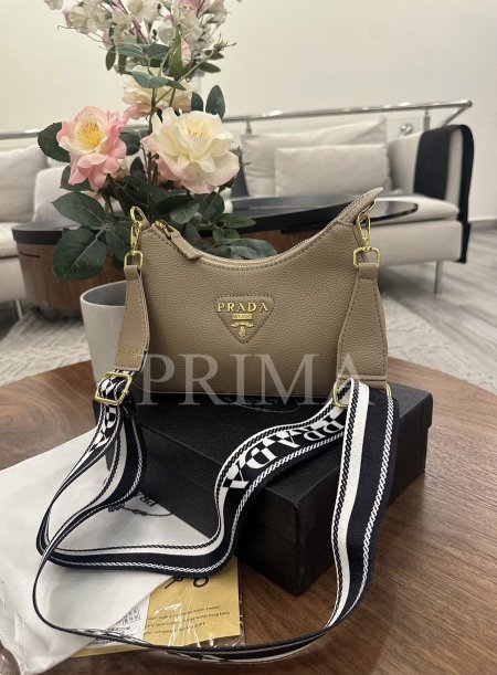 حقيبة برادا تحمل شعار برادا من الأمام . جودة عالية مختومة وفل باكج . قاعدة 23 سم