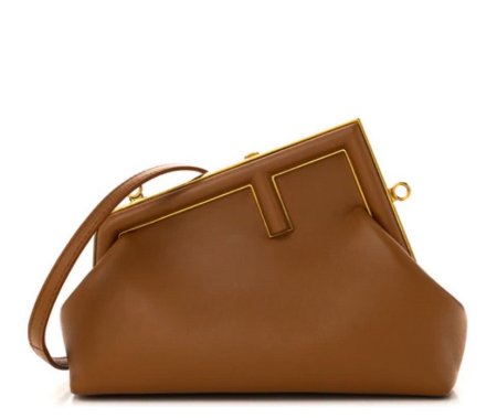 حقيبة فيرست من فيندي . حقيبة كلاتش ومعها ايضا حزام طويل للكتف . فل باكج قاعدة 23 سم