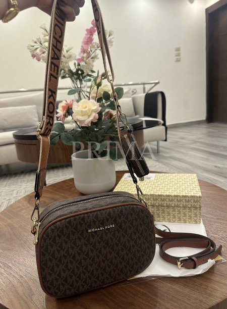 حقيبة كروس مايكل كورس Jet Set Charm هي حقيبة كتف صغيرة مصممة بنمط شعار العلامة التجارية. تتميز بتصميمها الأنيق والعملي، وهي مصنوعة من قماش بطبعة شعار العلامة التجارية مع تفاصيل من الجلد الناعم. قاعدة 19 سم وفل باكج