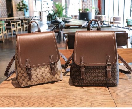 حقيبة ظهر نسائية أنيقة  بنقوش أحادية اللون باللون البني مع سحابات متعددة وأشرطة قابلة للتعديل.جودة عالية وسعر خرافي قاعدة 24 سم وارتفاع 28 سم