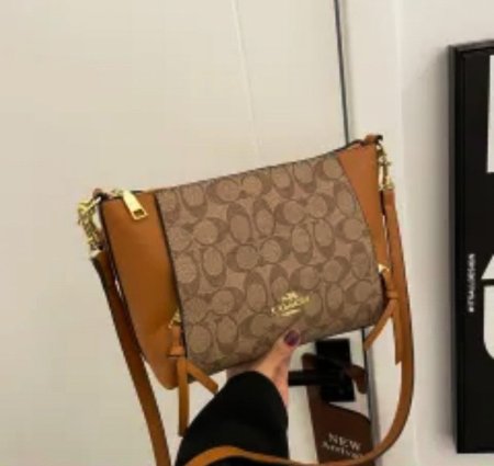 حقيبة اليد الظاهرة في الصورة هي حقيبة كتف مارلون هوبو (Marlon Hobo) من كوتش. مختومة قاعدة 27 سم