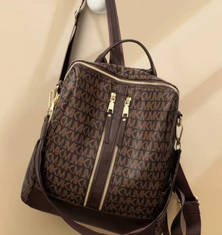 حقيبة ظهر نسائية أنيقة  بنقوش أحادية اللون باللون البني مع سحابات متعددة وأشرطة قابلة للتعديل.جودة عالية وسعر خرافي قاعدة 32 سم وارتفاع 33