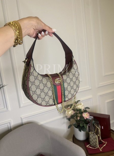 حقيبة كتف غوتشي أوفيديا الصغيرة (Gucci Ophidia Small Shoulder Bag) تتميز الحقيبة بشكلها الهلالي الأنيق . تأتي الحقيبة بحزام سلسلة ذهبي يضيف لمسة من الفخامة. يمكن حملها كحقيبة كتف أو باليد. جودة عالية وفل باكج مختومة . قاعدة 20 سم