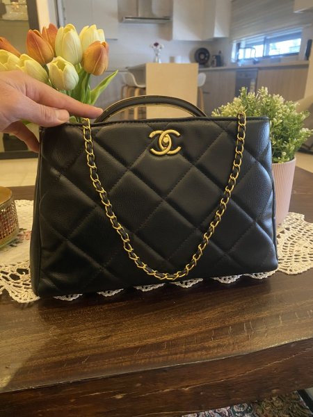 حقيبة كتف شانيل (Chanel Top Handle Shoulder Bag)، وتعرف أيضاً باسم "كوكو هاندل" (Coco Handle)، وهي تصميم يجمع بين الفخامة الكلاسيكية واللمسة العصرية. مختومة قاعدة 30 سم