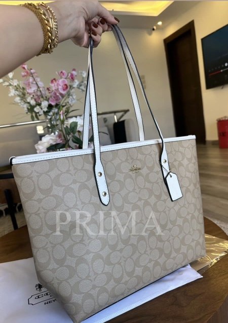 حقيبة من طراز "City Tote" من كوتش تصميم انيق وعصري وتعتبر خيارًا عمليًا ومثاليًا للاستخدام اليومي، سواء للعمل، الدراسة، أو التسوق، حيث تتسع للعديد من الأغراض مثل جهاز كمبيوتر محمول أو ملفات بمقاس A4. ذات جودة عالية مختومة قاعدة 42 سم